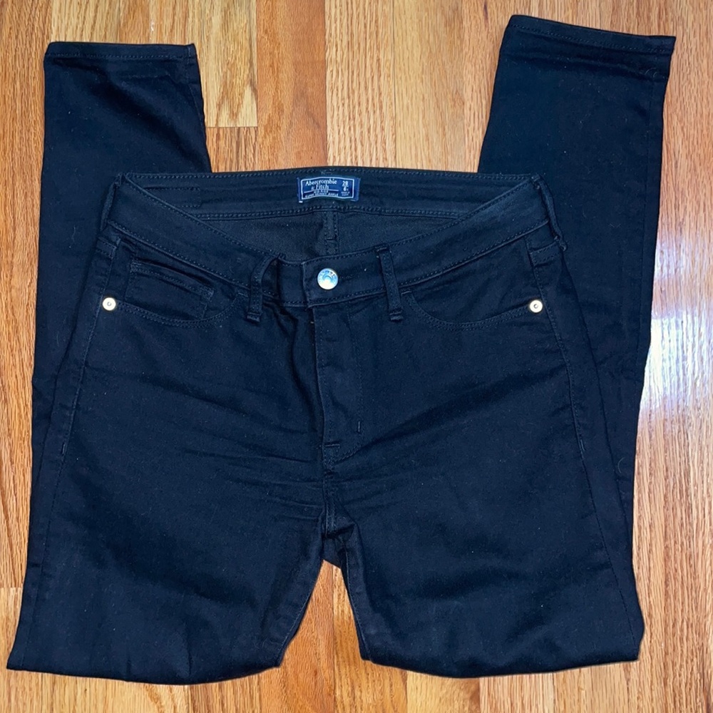 A&F Mid Rise Super Skinny Size 28